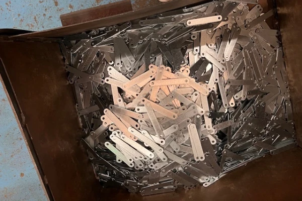 découpe laser de pièce de fixation pour roulette bac poubelle