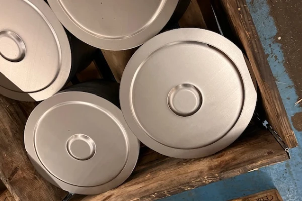 Formage sur presse de pièce pour motorisation électrique ferroviaire